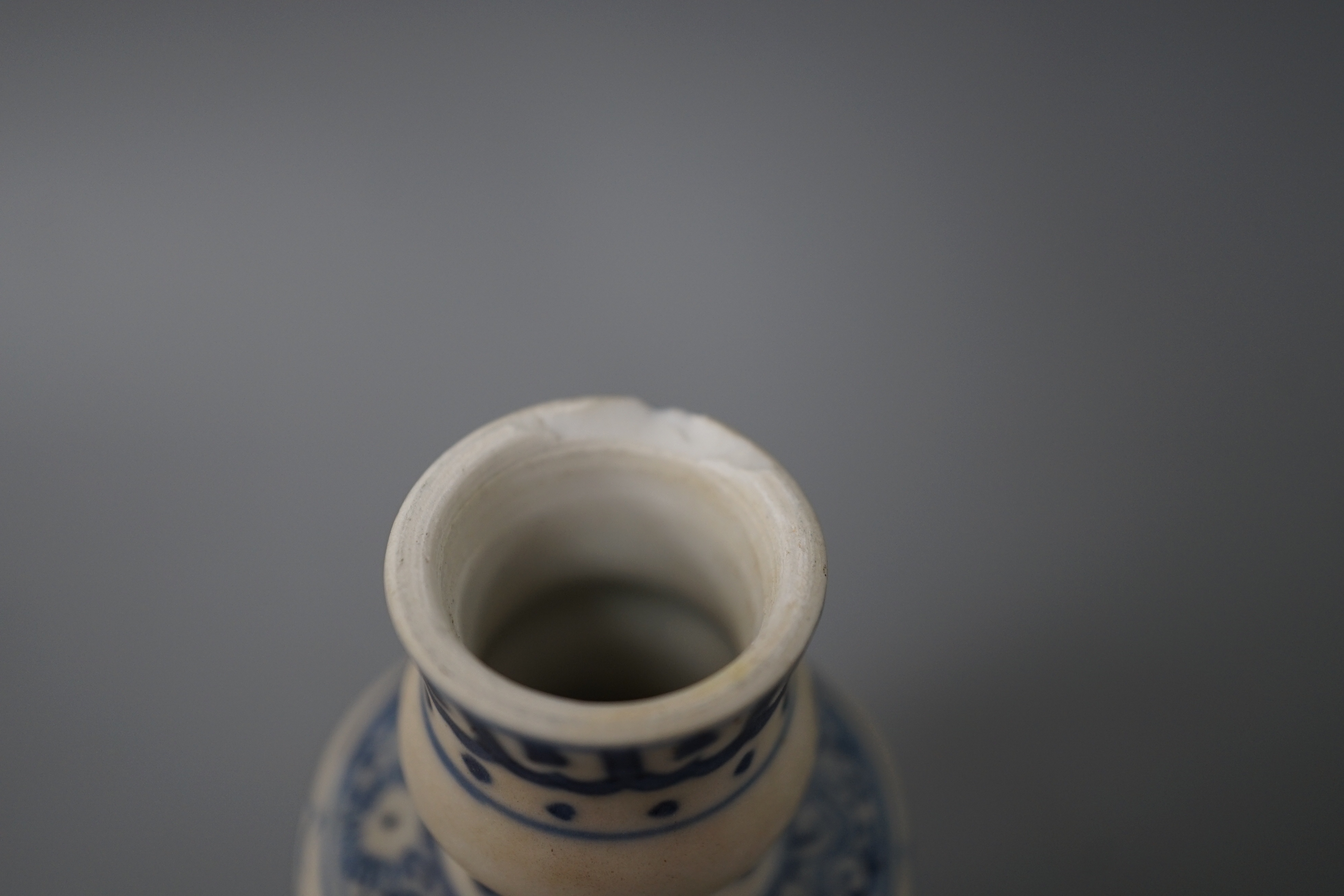 A small lidded Chinese blue and white Vung Tau cargo vase, Qing dynasty 15cm